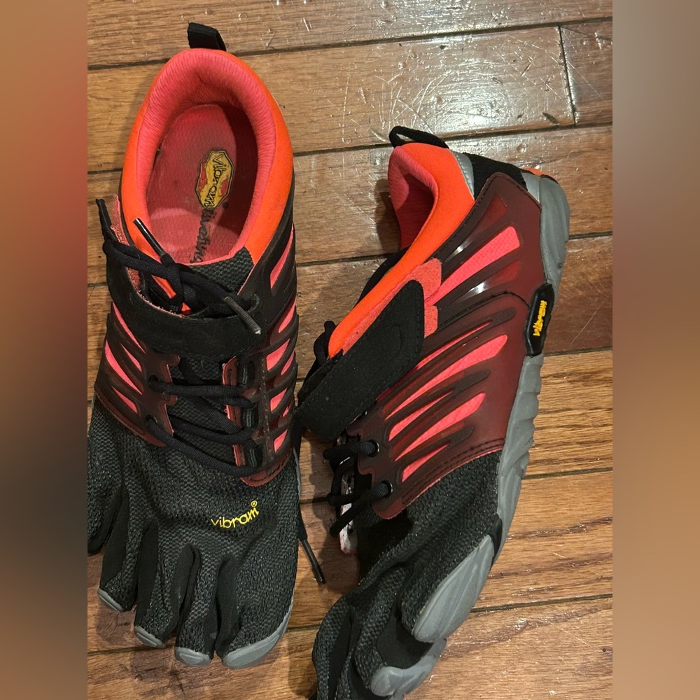 Vibram women’s Black and Pink FiveFingers Athletic Shoes size 8.5-9 US